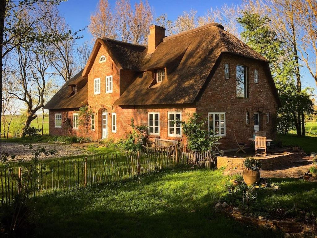 B&B Oldenswort - Dachgeschosswohnung Warft Simmerdeis in Reetdachhaus mit parkähnlichem Garten - Bed and Breakfast Oldenswort