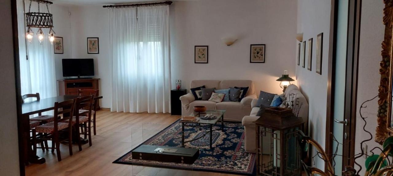 Apartment mit Balkon
