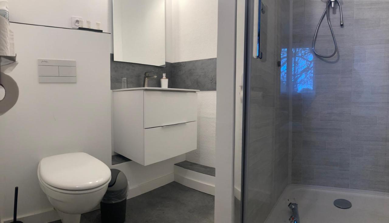 Habitación con cama extragrande.