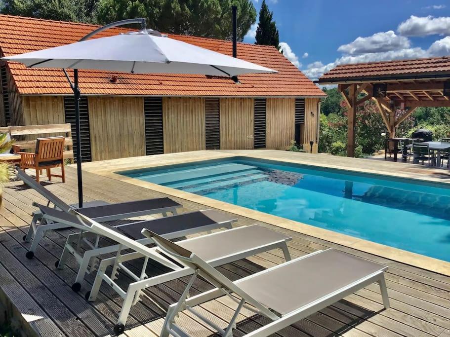 Le séchoir à tabac et sa piscine Les temps des sources - B&B