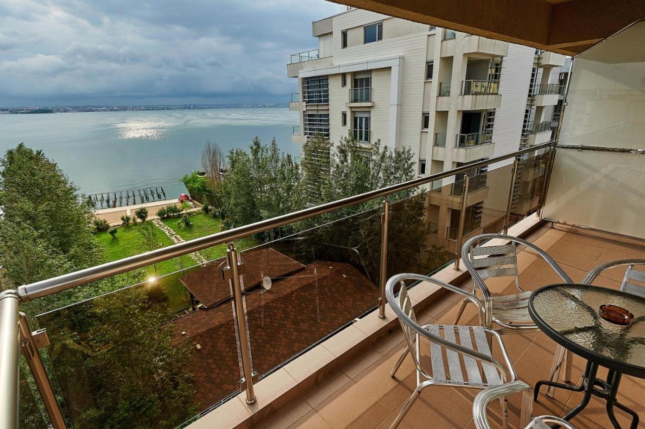 Apartment with Lake View