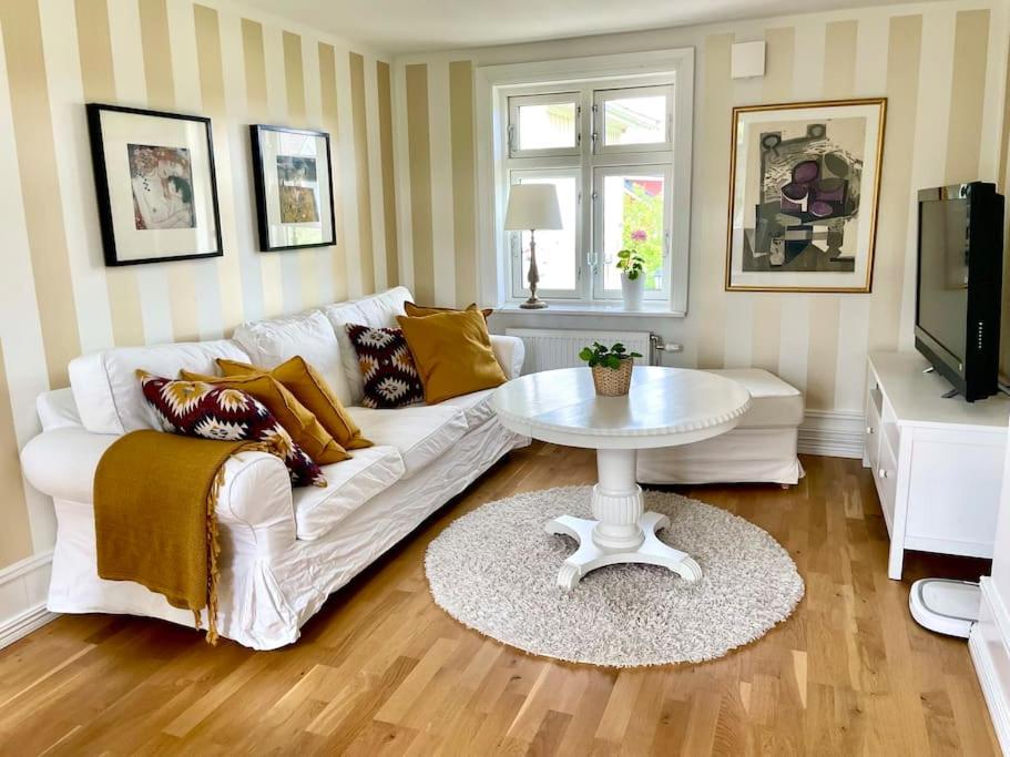 Charmigt sekelskifteshus med närhet till det mesta - B&B Eskilstuna