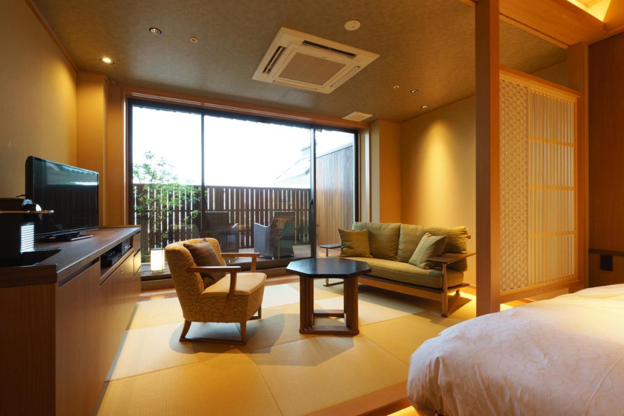 Tweepersoonskamer met 2 Aparte Bedden en een Terras