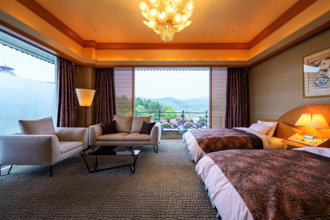 Tweepersoonskamer met 2 Aparte Bedden en Uitzicht op de Bergen