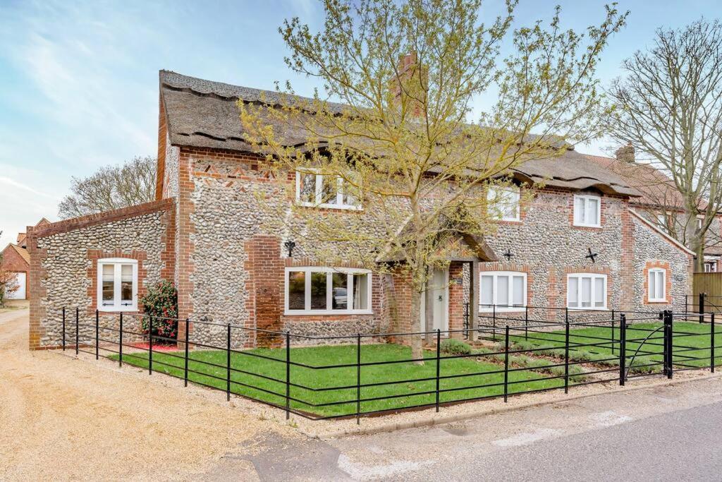 B&B Weybourne - Miller Retreat Stunning thatched cottage with garden and parking - Bed and Breakfast Weybourne