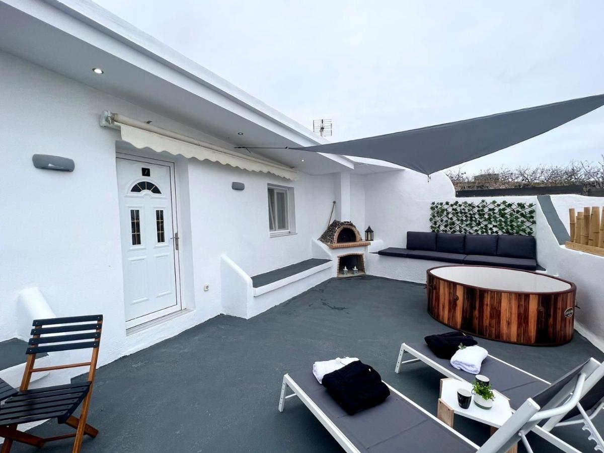 One-Bedroom Apartment with outdoor hot tub
