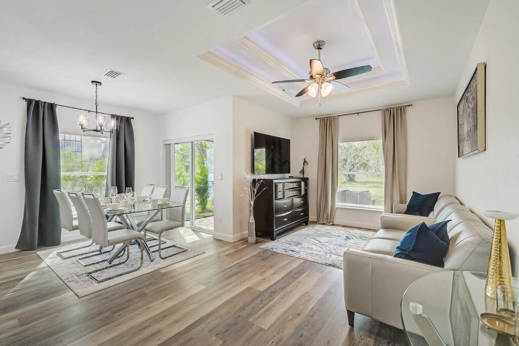 B&B Rotonda West - SW Florida Luxury Modern Retreat, King Bed Suite , Close to Beaches / Golfing / Fishing / Air Ports , 2023 Built - Bed and Breakfast Rotonda West