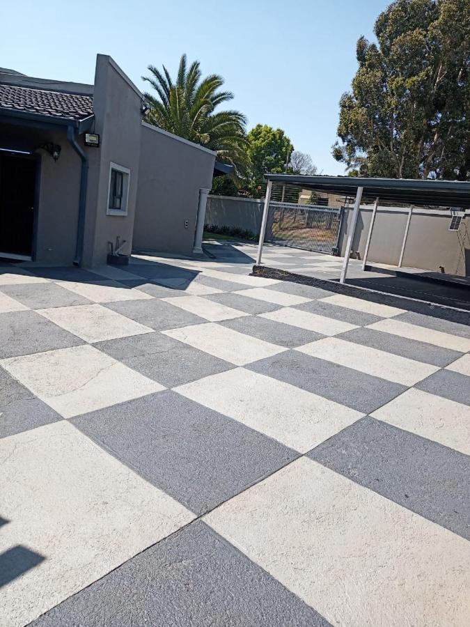 URlyfstyle 5 bedrooms 10km from OR Tambo Int Airport - B&B