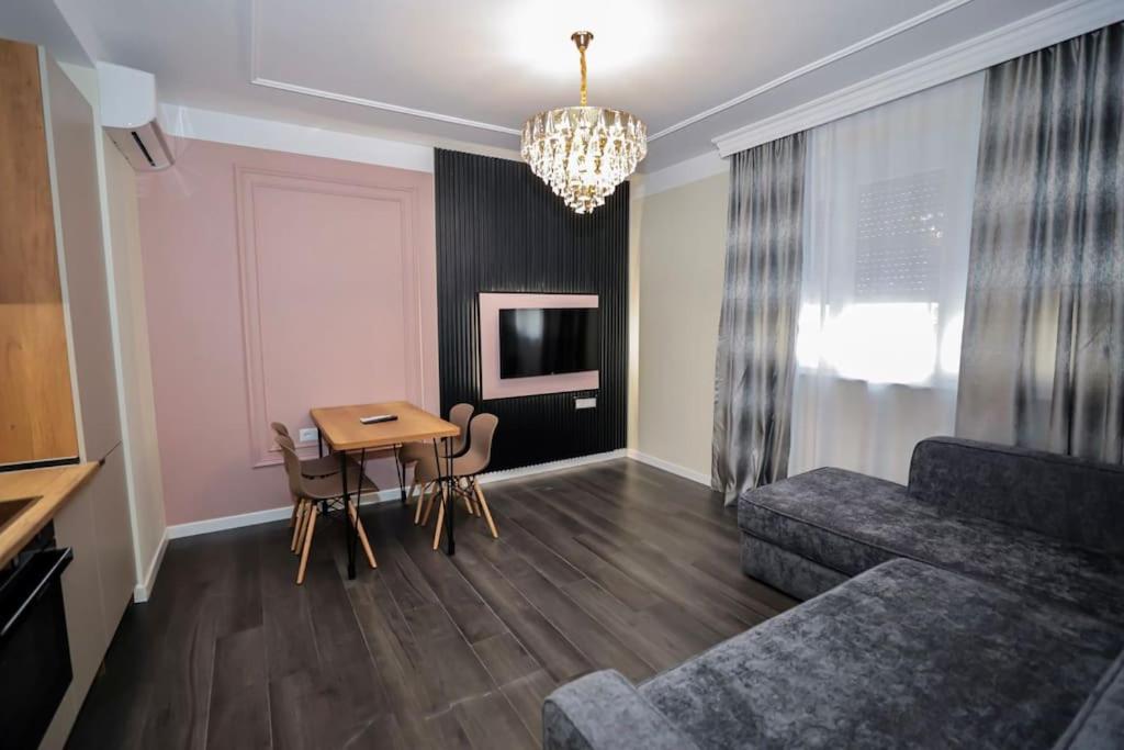 B&B Tirana - Miku Apartment- Exclusive 1 Bedroom At Komuna e Parisit - Bed and Breakfast Tirana