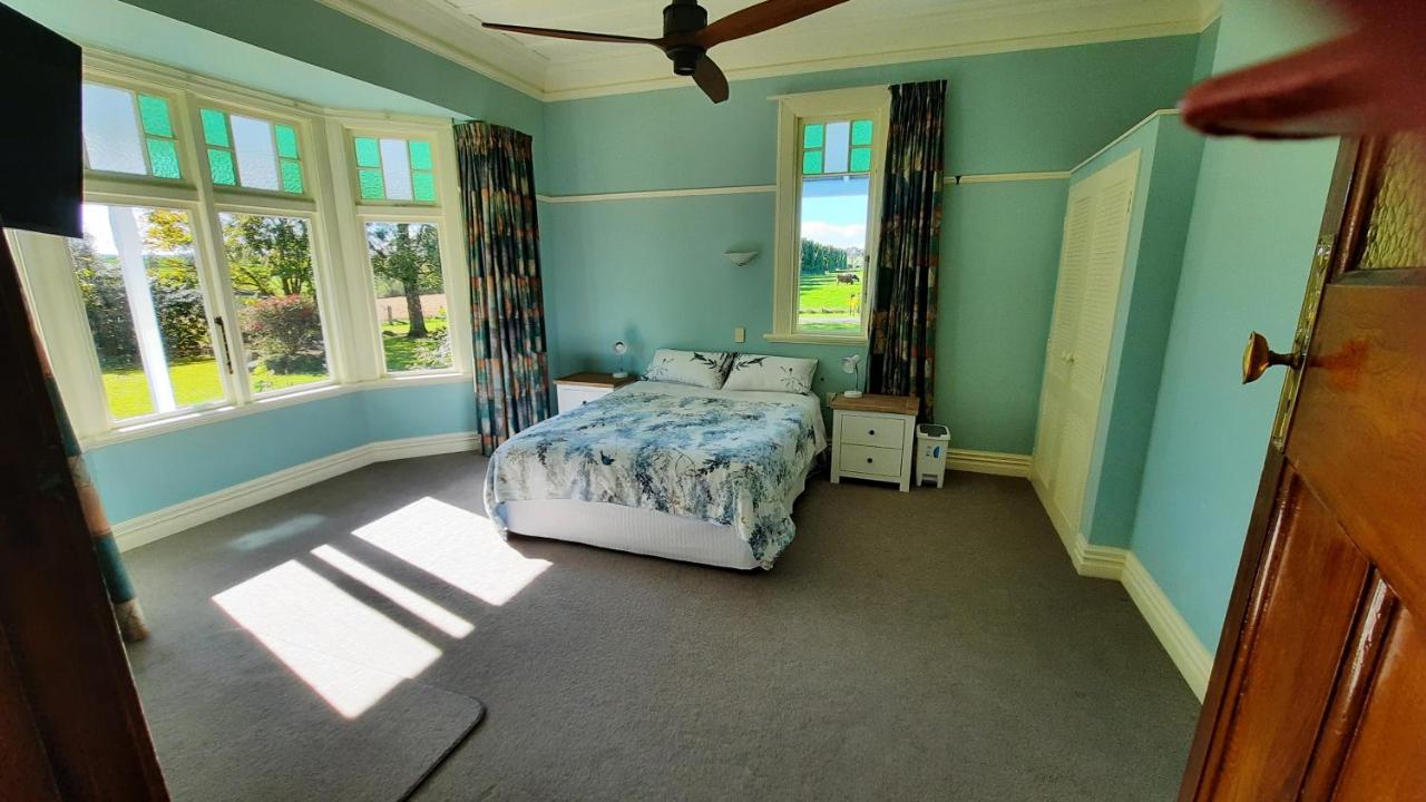 Habitación con cama grande y vistas al jardín