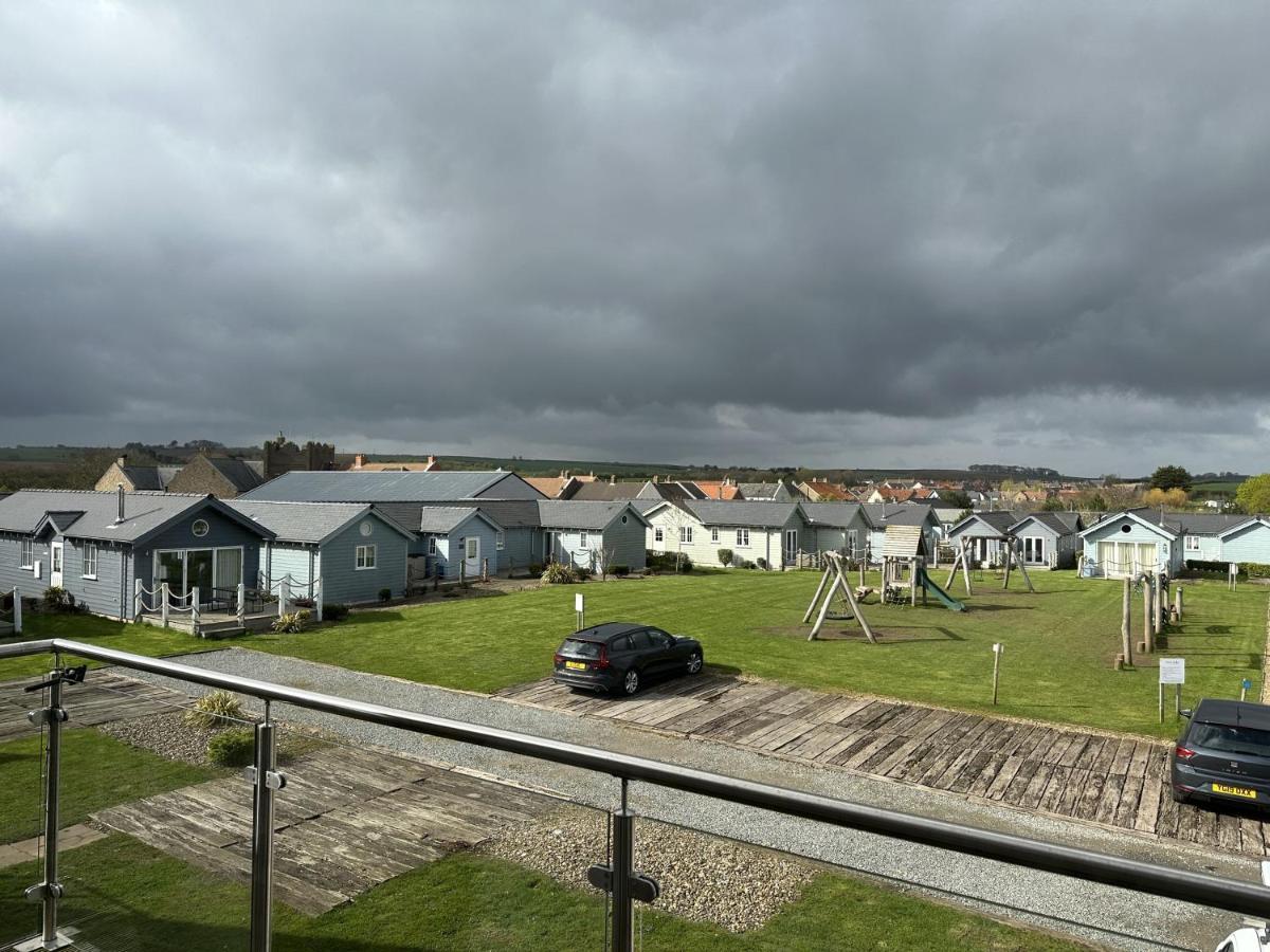 Echo Beach - Sleeps 12 - Part of the The Bay Filey Holiday Village with pool, gym and direct beach access, pub, restaurant, tennis and meadows walks - B&B Filey