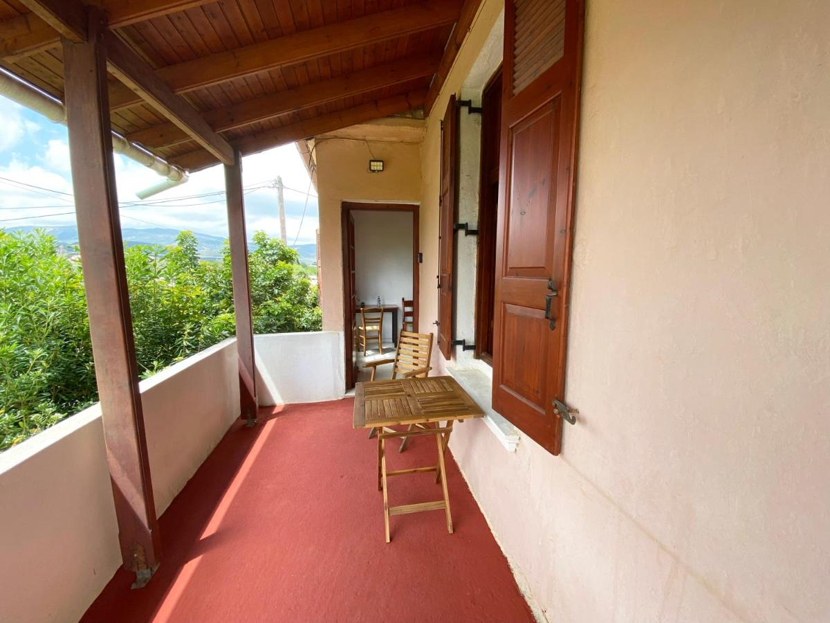 Dusk Apartments with Stunning Mountain View - Chambres d’hôtes Chionáto