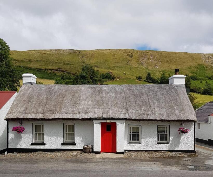 B&B Whitefield - Eddie's Roadside Thatched Cottage - Bed and Breakfast Whitefield