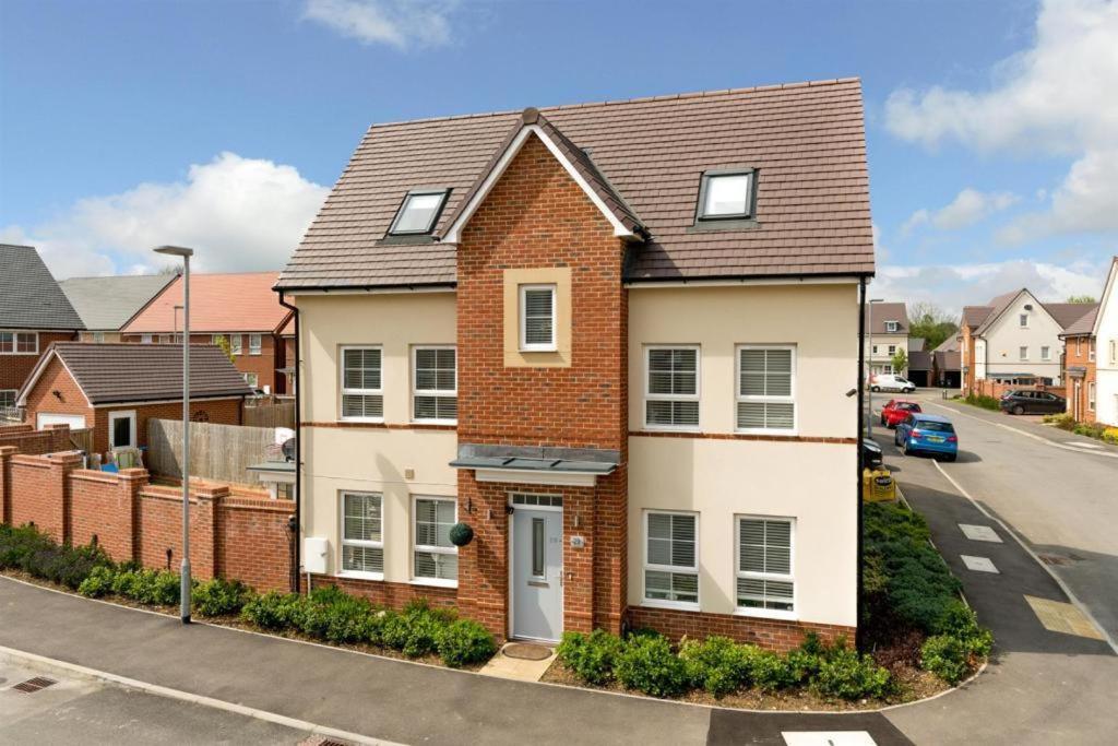 Beautiful 4 Bedroom Treasure home - B&B Hemel Hempstead