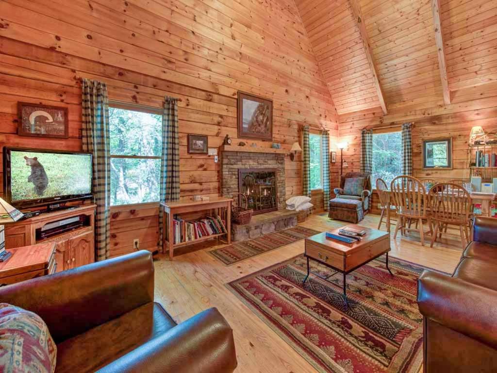 B&B Gatlinburg - Bear's Den, 2 Bedrooms, Jetted Tub, King Beds, Hot Tub, WiFi, Sleeps 6 - Bed and Breakfast Gatlinburg