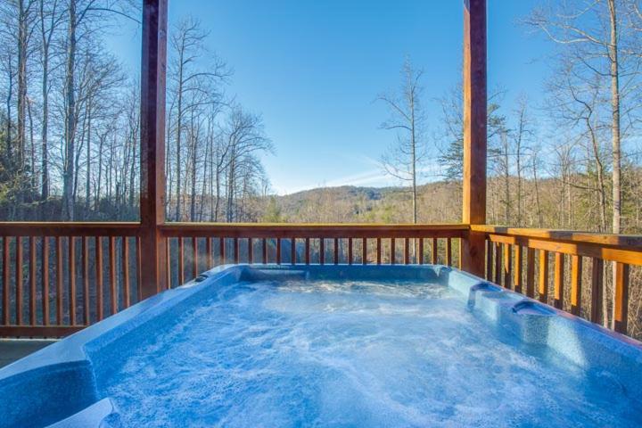 B&B Gatlinburg - Apple Bear Lodge, 4 Bedrooms, Sleeps 18, Jacuzzis, Pool Table, Hot Tub - Bed and Breakfast Gatlinburg