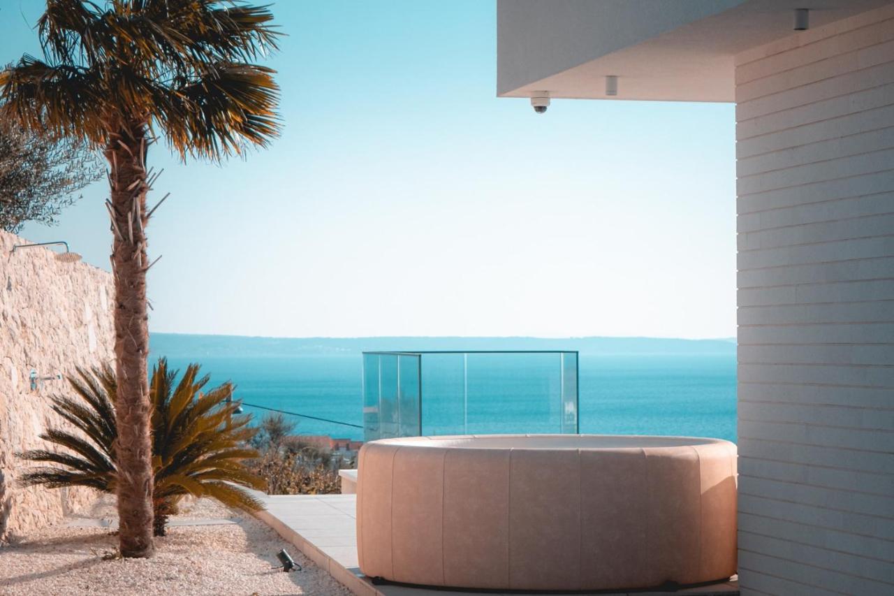 Seaview Villa Nocturno with 4 en-suite bedrooms, private 35smq infinity pool with hydromassage - Chambres d'hôtes Podstrana