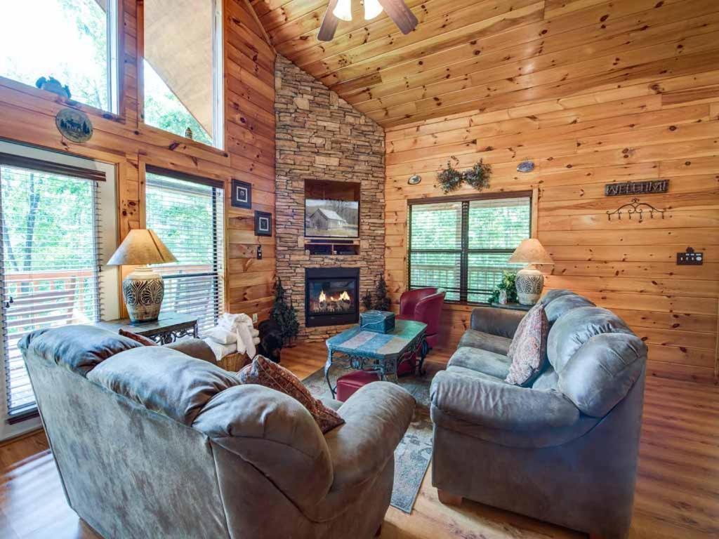 B&B Sevierville - Our Mountain Getaway, 3 Bedrooms, Sleeps 12, Hot Tub, 2 Jacuzzis, WiFi - Bed and Breakfast Sevierville