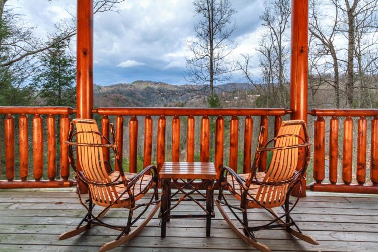 B&B Gatlinburg - Away From it All, 3 Bedrooms, Sleeps 10, Jetted Showers, WiFi, Arcade - Bed and Breakfast Gatlinburg