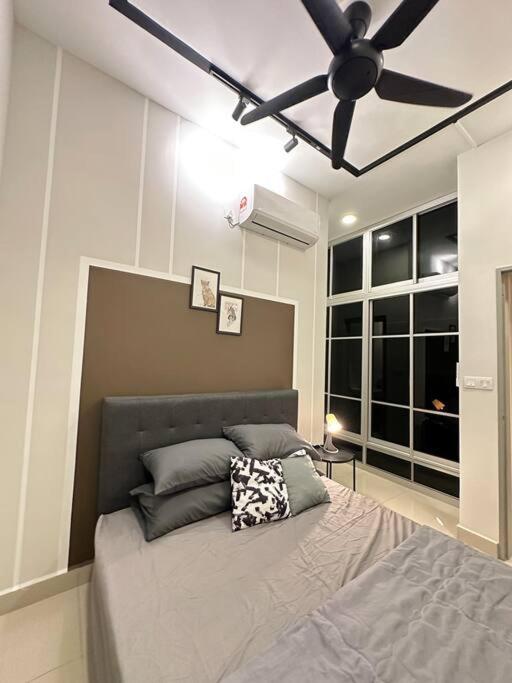 B&B Klang - Cozy 2 BR Apartment w/ Pool Gym Wi-Fi & Work Space - Bed and Breakfast Klang