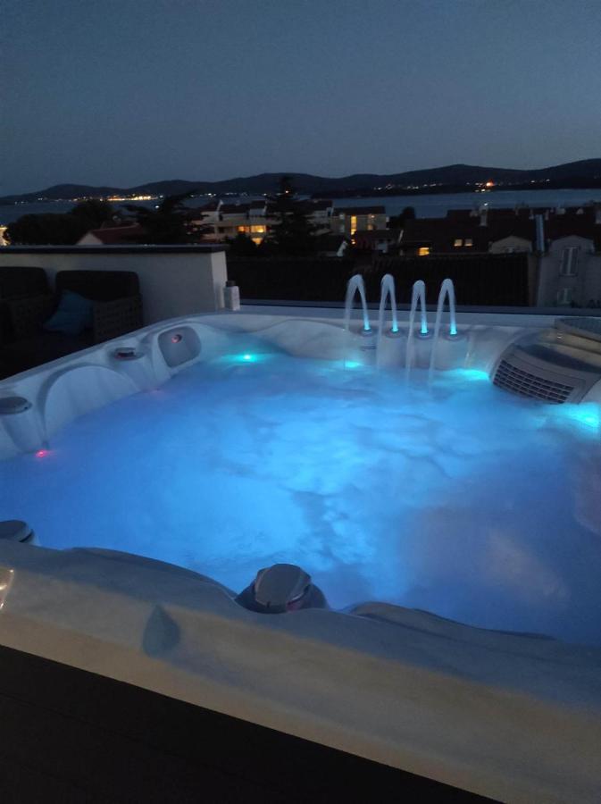 Penthouse Aurelia, rooftop terrace & jacuzzi - Bed and Breakfast Turanj