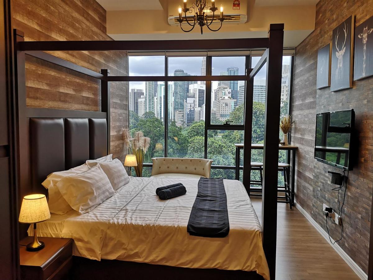 B&B Kuala Lumpur - Romantic Log Cabin - walk to KL Tower, KLCC, Bukit Bintang - Bed and Breakfast Kuala Lumpur