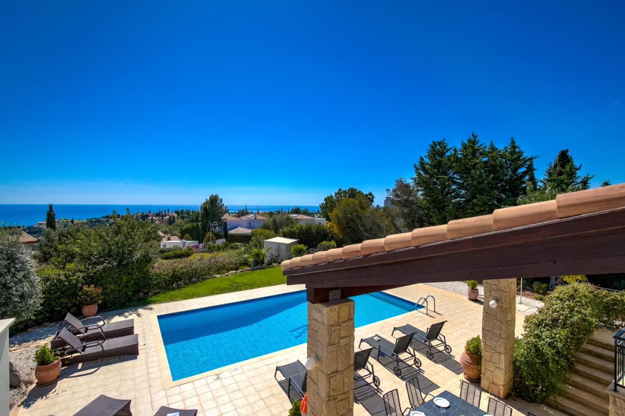 Stunning 5 Bed Villa Calantha with Fantastic Outside Space - Aphrodite Hills - Bed and Breakfast Kouklia