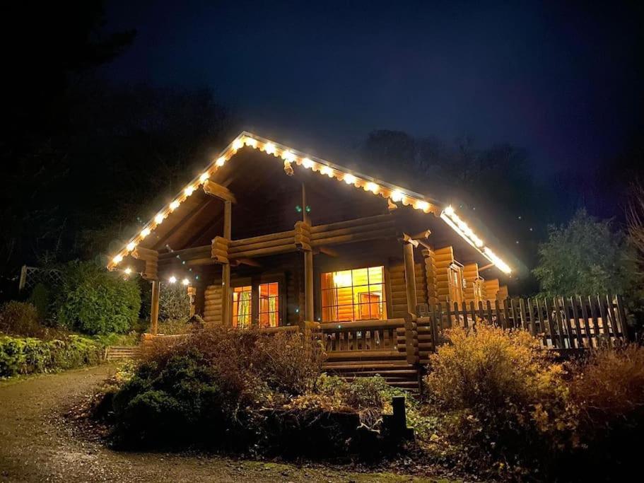 B&B Aymestrey - Solid Log Cabin With Private Hot Tub - Oak - Bed and Breakfast Aymestrey