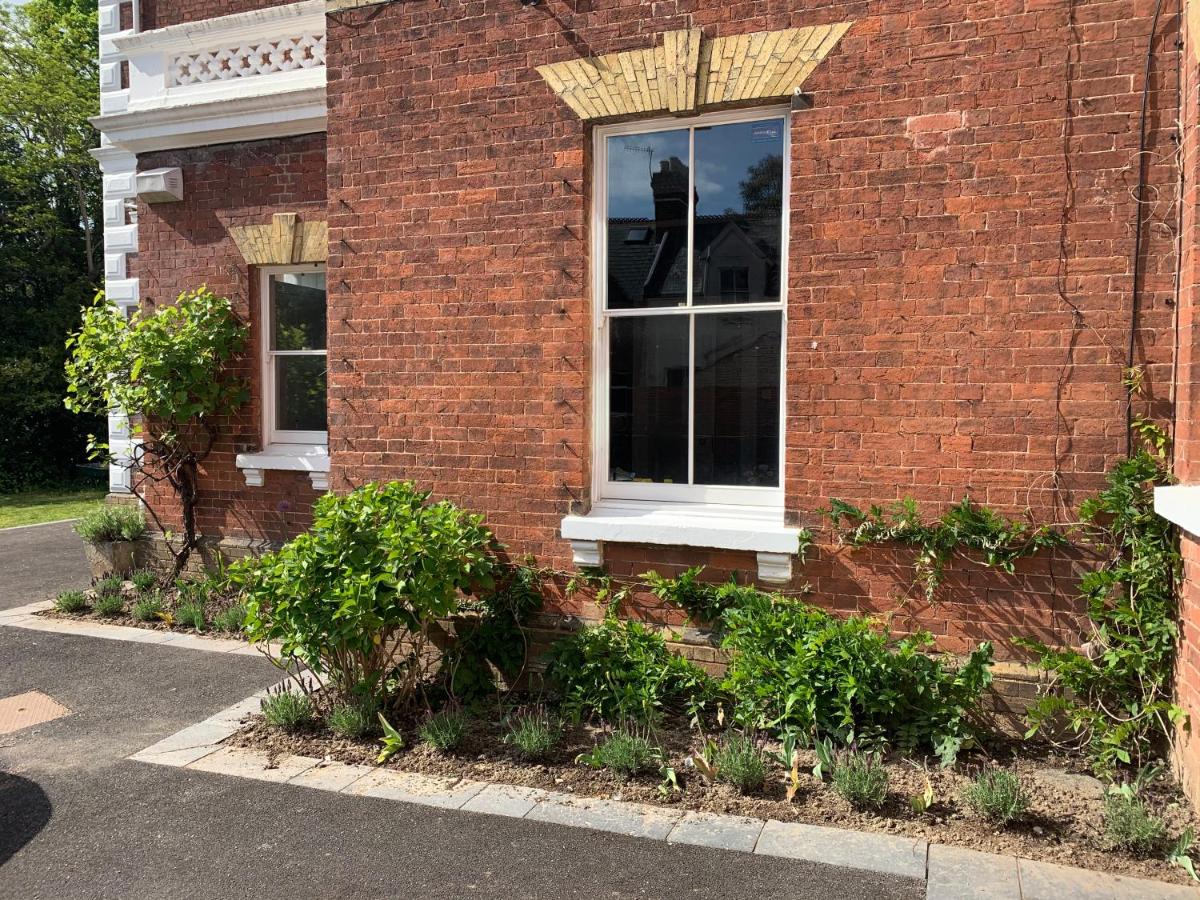 Townhouse - free parking, garden & games room - Chambres d’hôtes