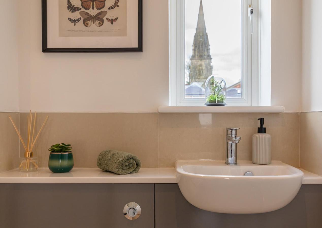 4 Bed City House with Private Garden and Parking - B&B