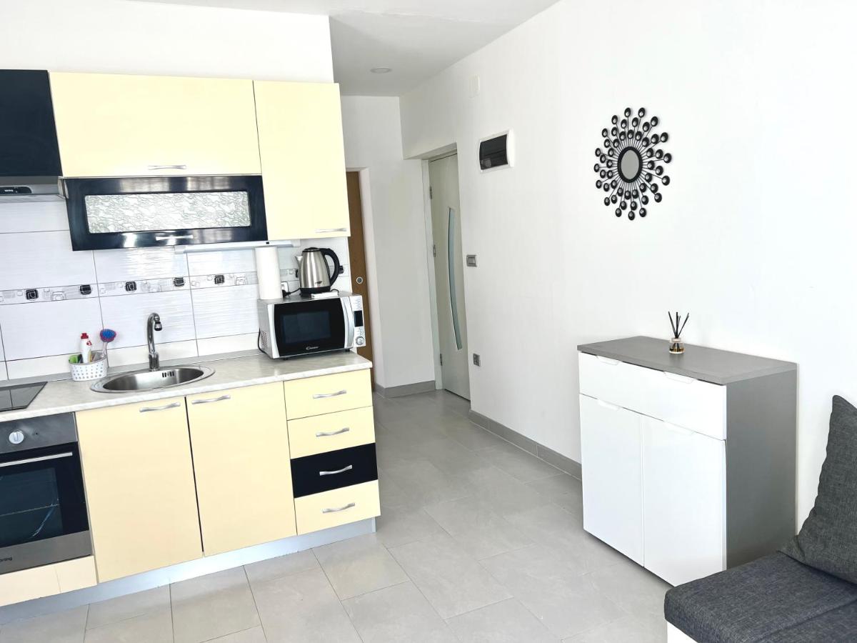 Apartman Solin 3, parking - Bed and Breakfast Solin