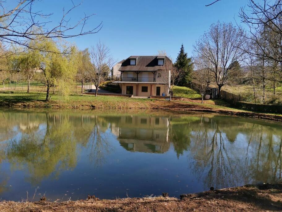 B&B Saint-Côme-d'Olt - Maison de campagne avec lac privé - Bed and Breakfast Saint-Côme-d'Olt