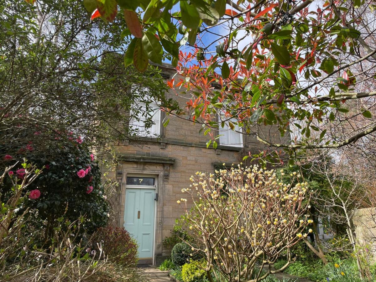 B&B Edinburgh - Large 3 double bedroom period house with parking - Bed and Breakfast Edinburgh