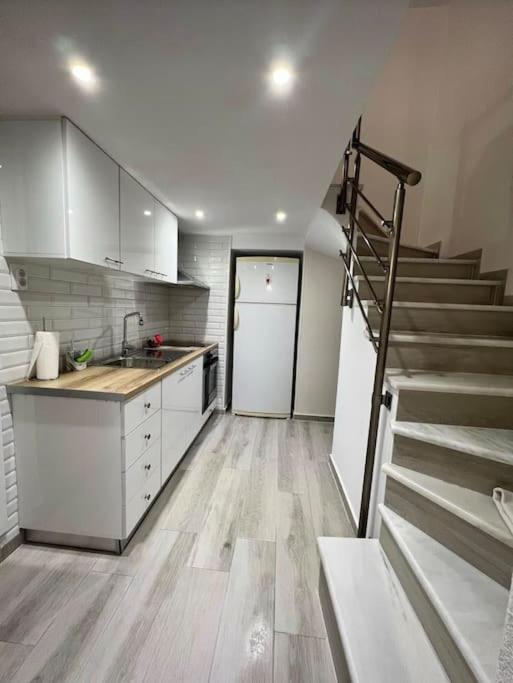 Chris Apartment With Loft - B&B Préveza