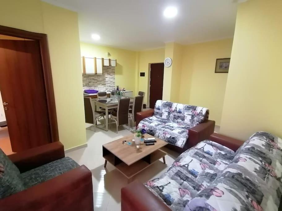 Appartamento con 2 Camere da Letto, Balcone e Terrazza