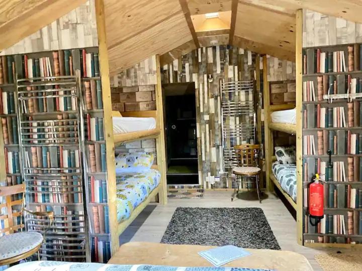 Dolly's LogByre (Sleeps 2- 4 adults and has en suite Shower)