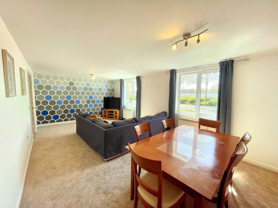 Spacious 3-Bedroom Ground Floor Flat with Free Parking in Central Location - B&B