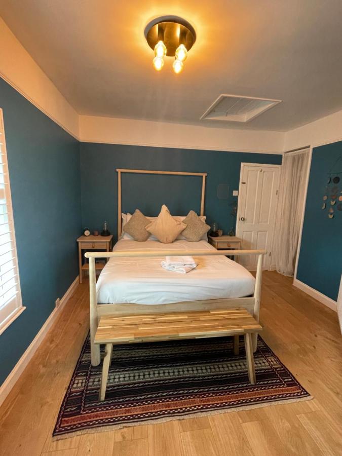 Hoole House- Bright and modern 2 bedroom house, close to Chester train station and the City Centre - B&B