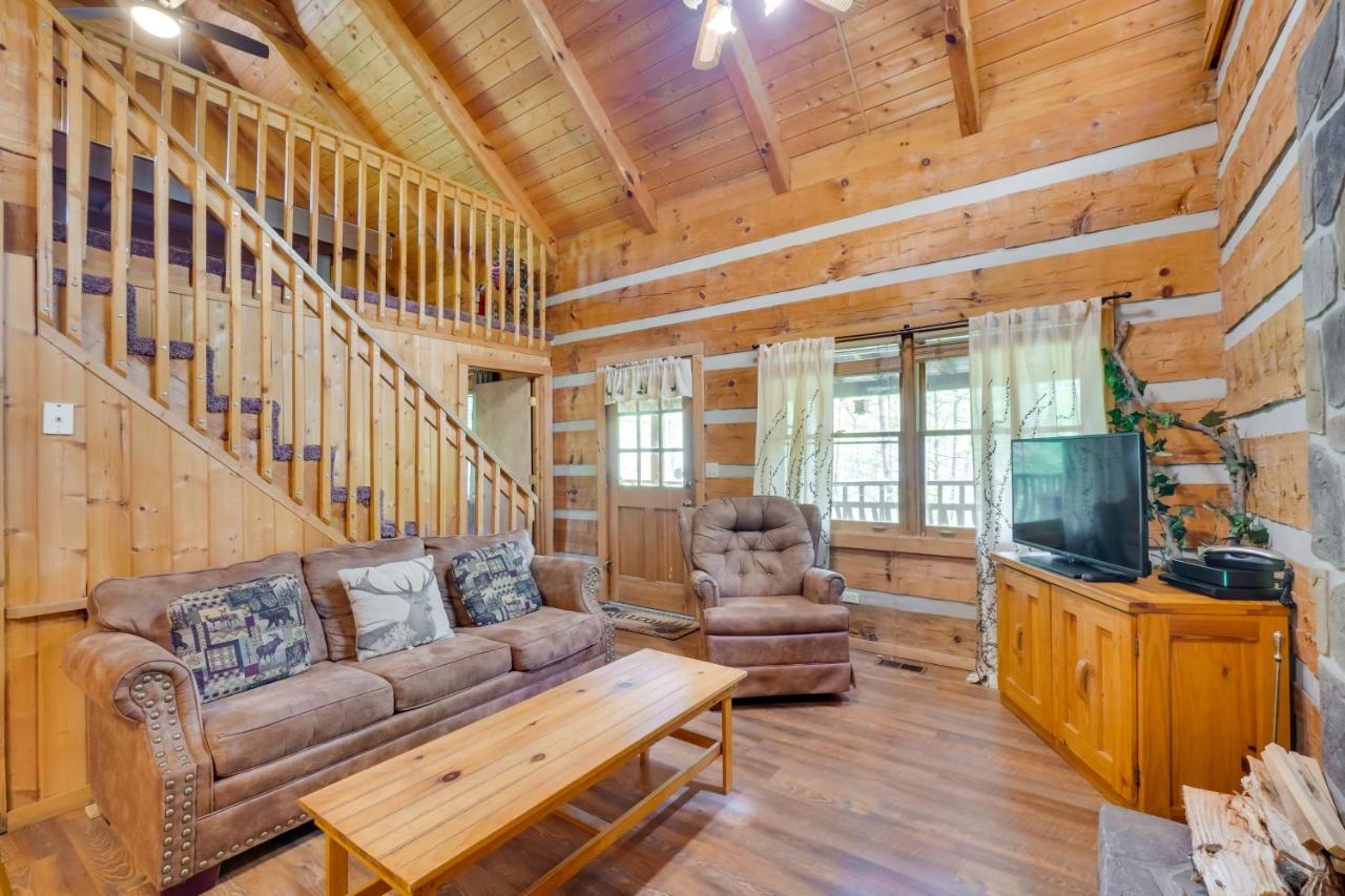Gatlinburg Cabin with Pool Table about 6 Mi to Downtown! - Chambres d’hôtes Gatlinburg
