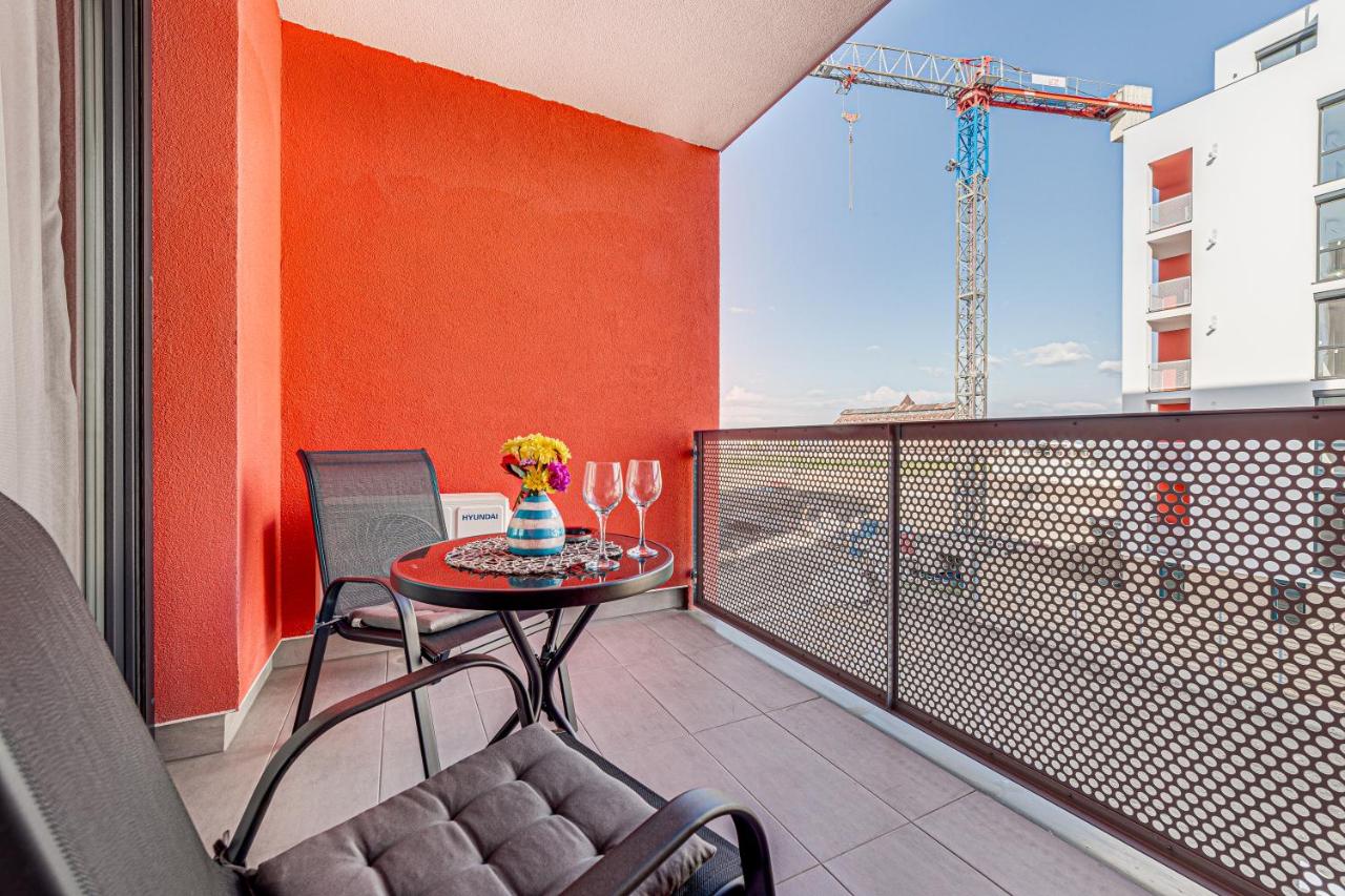 ARI - AFI Mall Luxurious Apartments with Free Parking - B&B