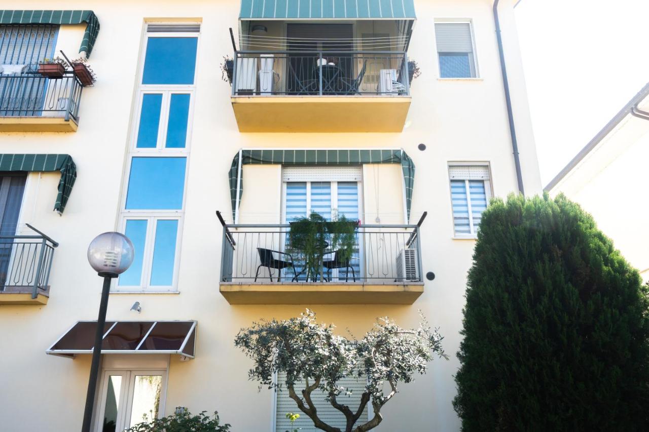 Viale della Repubblica free parking e Wifi 1 minute to Garda Lake - B&B