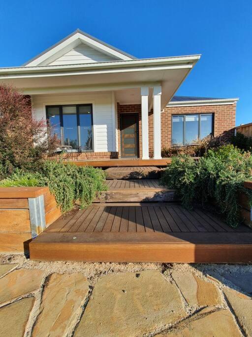 Spacious 3-bedroom home close to town and beach - Ferienwohnung