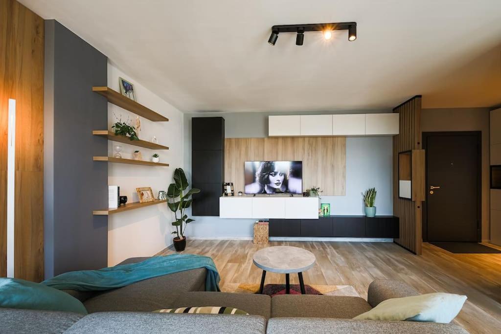 Luxury Apt. Near River & Parking - B&B