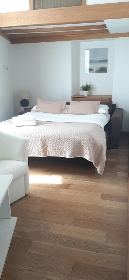 Deluxe Apartment with Street View