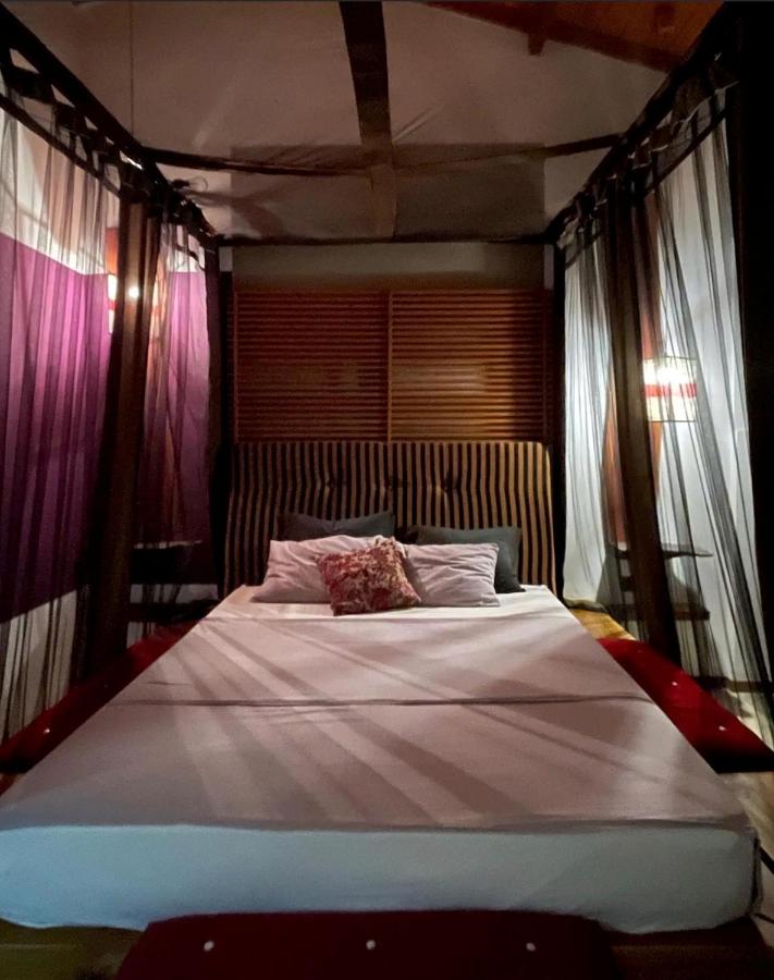 Habitación con cama grande y balcón