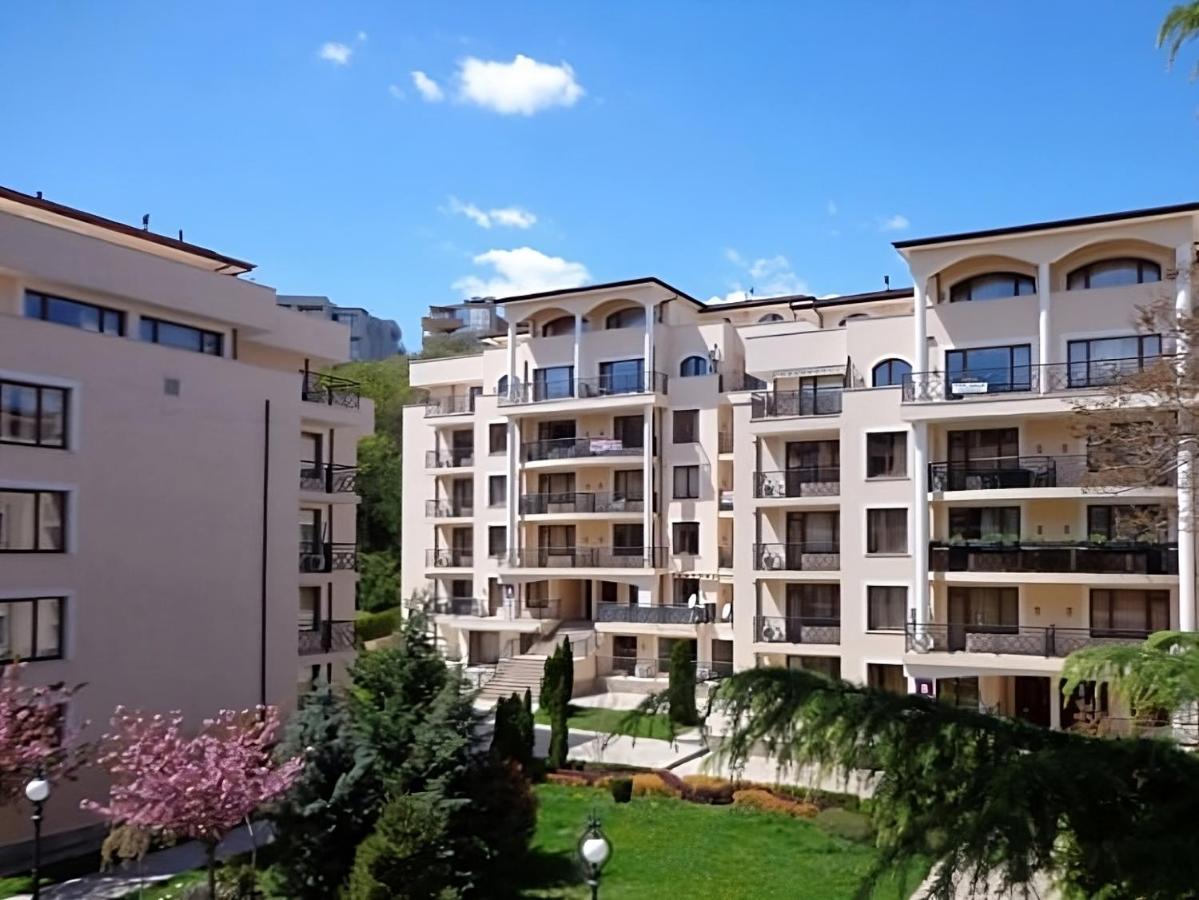 Apartment with Garden View