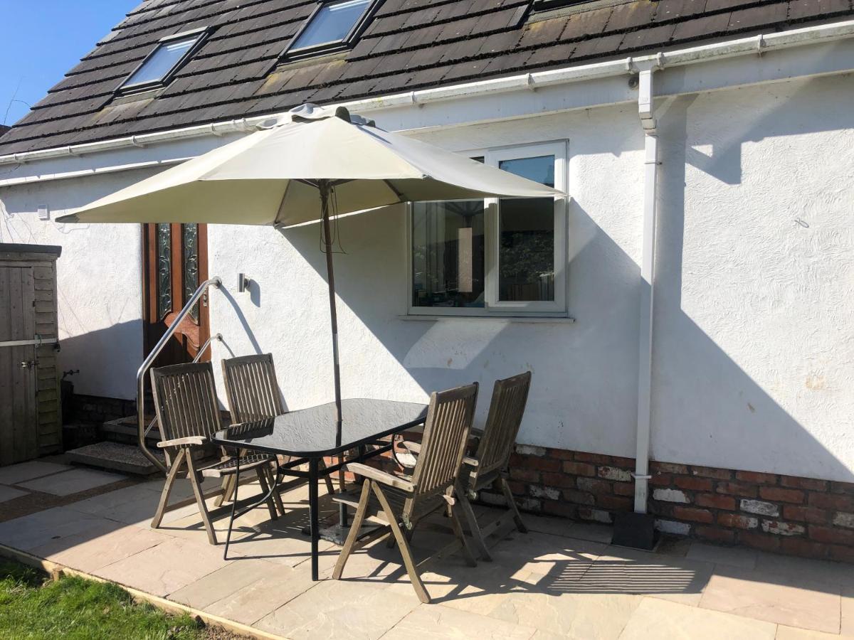 A secluded Garden Room in sunny Southport - B&B