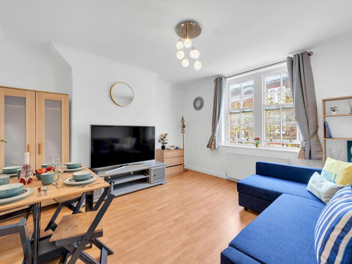 B&B Londres - Pass The Keys - Spacious Modern 2BR Flat for 6, 3min walk to Hammersmith Station - Bed and Breakfast Londres