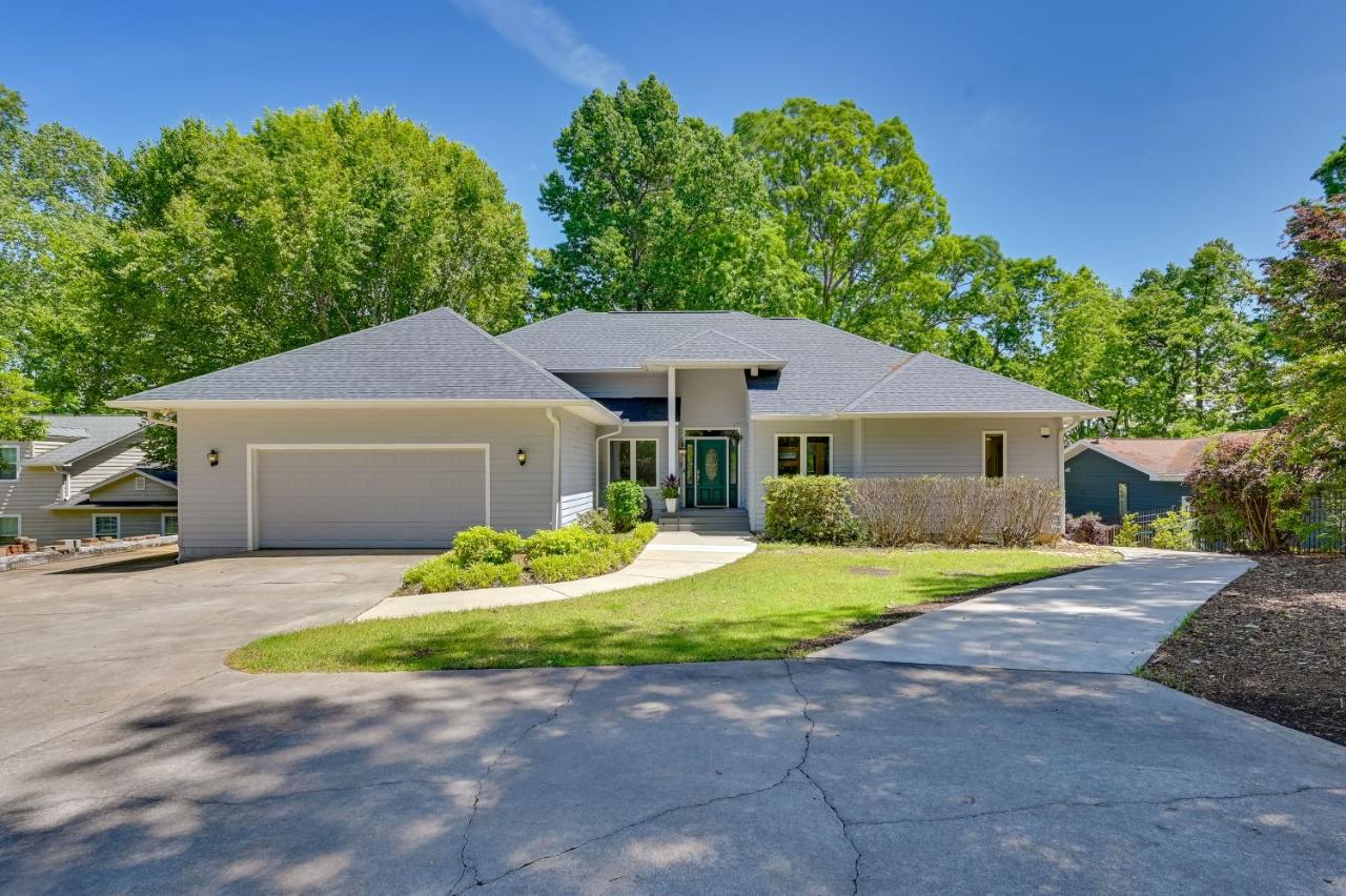 BBQ Ready Lake Hartwell Home in South Carolina - B&B