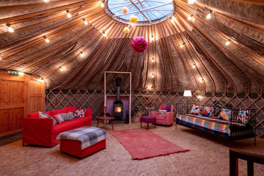 B&B Scunthorpe - Giant Yurt Sleeping 8 with Spa, Catering, Walled Gardens, Nature Reserve, Free Parking - Bed and Breakfast Scunthorpe